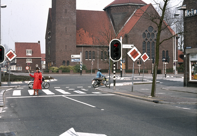117535 Afbeelding van een verkeersbrigadier bij de oversteekplaats voor voetgangers op de hoek van de Spinozaweg ...